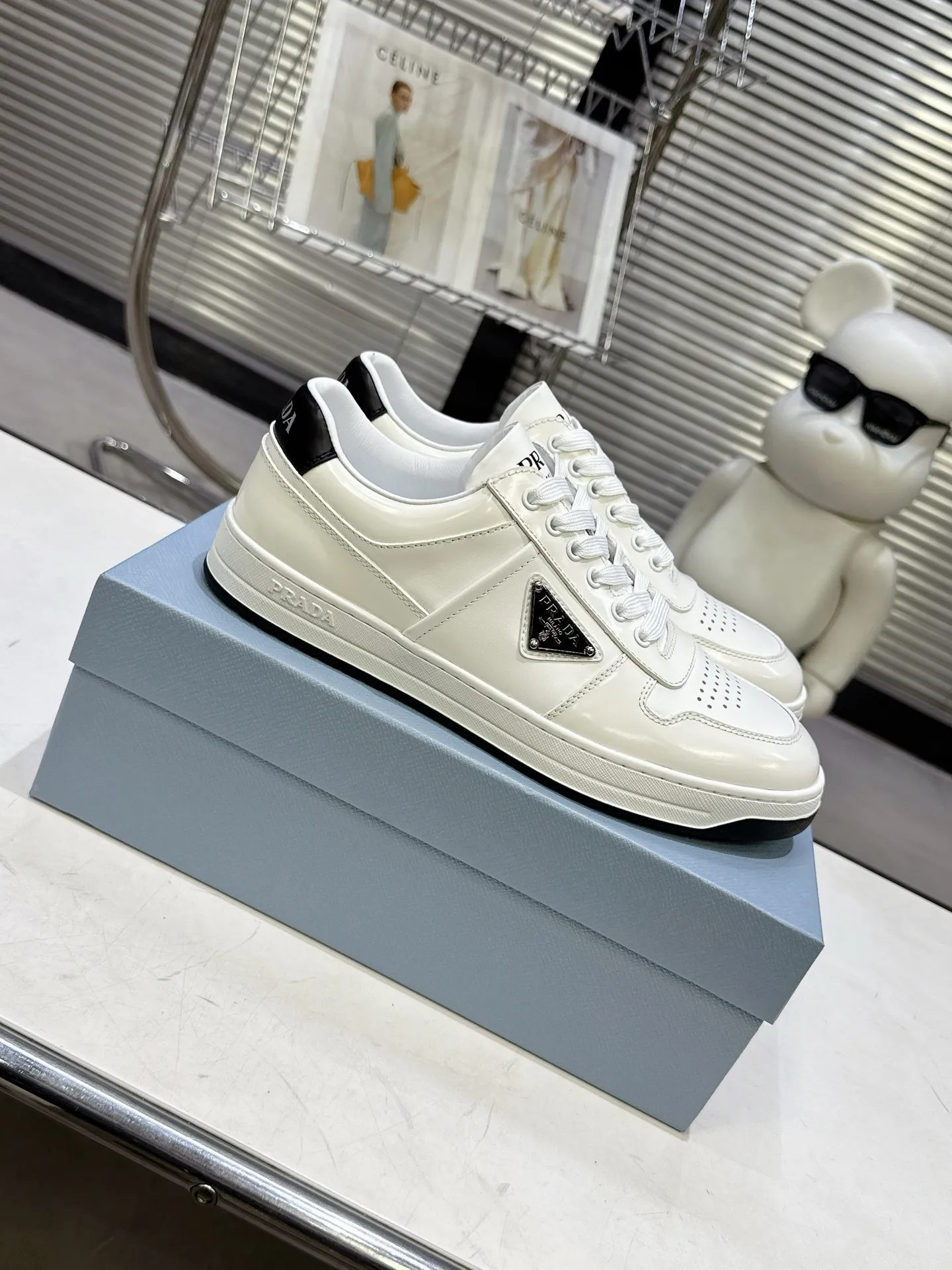 👟👟Ex-factory price 580👟👟 Couple style Prada Latest Downtown Bold series Triangle logo Casual sneakers White shoes Original purchase, development and production Downtown Bold sneakers are inspired by the basketball shoes of the 1980s, with a sporty design and exquisite details. Crafted from perforated leather, the statement platform sole provides a unique, modern style. The Prada logo is interpreted from different angles, decorated with the iconic enameled triangular metal logo, highlighting the unique classic style. Exquisite packaging at the delivery counter🛍📦 ▪️Fabric: Original custom imported first-layer cowhide ▪️Lining: Original imported soft sheepskin ▪️Outsole: Original open-molded rubber bottom material ▪️Size: Women's 35-40 Men's 39-45